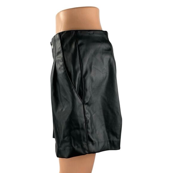 H&M Divided Womens Black Faux Leather Vegan High Rise Casual Mini Shorts Size 10 - Picture 2 of 5